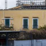 ...e si presenta con un colore giallo ocra e arcate e finestre rettangolari. Ha l�aspetto di una residenza o un luogo con funzione direzionale